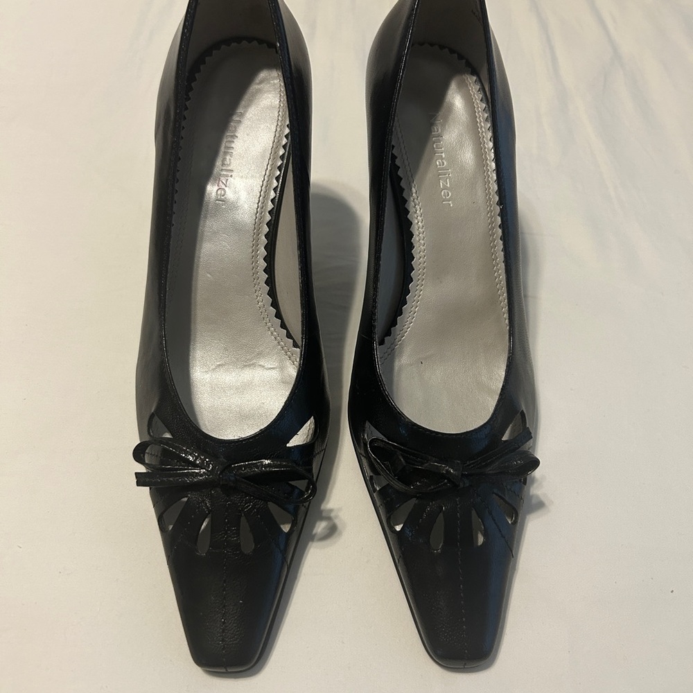 Parisian Works Black Leather Bow Pumps